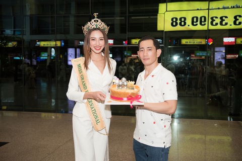Hoa hậu Thùy Tiên về Việt Nam cùng chiếc vương miện quý giá - Ảnh 3. Hoa hậu Thùy Tiên về Việt Nam cùng chiếc vương miện quý giá - Ảnh 3.