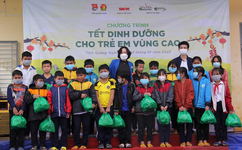Nhận quà dinh dưỡng, trẻ vùng cao nói về chia cho em và bạn bè trong xóm - Ảnh 1. Nhận quà dinh dưỡng, trẻ vùng cao nói về chia cho em và bạn bè trong xóm - Ảnh 1.