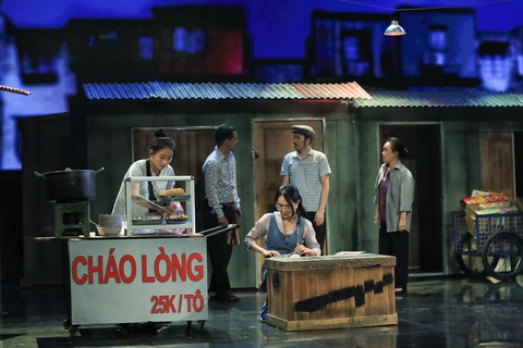 Lạc giữa biển người và cuộc trở lại của Việt Hương, Hoài Linh - Ảnh 2. Lạc giữa biển người và cuộc trở lại của Việt Hương, Hoài Linh - Ảnh 2.