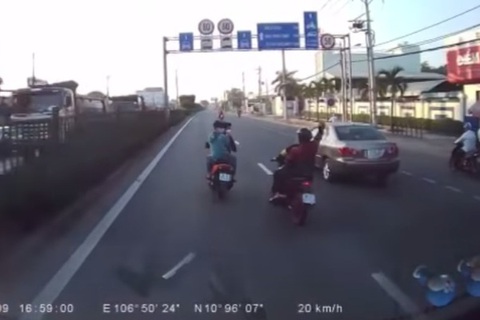 2 nhóm cầm hung khí rượt đuổi, chém nhau trên quốc lộ 22 - Ảnh 2. 2 nhóm cầm hung khí rượt đuổi, chém nhau trên quốc lộ 22 - Ảnh 2.