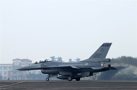Chiến đấu cơ F-16V của Đài Loan mất tích sau khi đâm xuống biển - Ảnh 1. Chiến đấu cơ F-16V của Đài Loan mất tích sau khi đâm xuống biển - Ảnh 1.