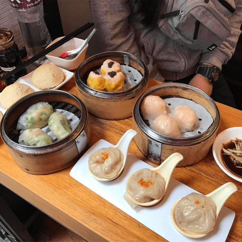 Bị cấm tới nhà hàng dim sum, người cao tuổi ở Hong Kong ùn ùn đi tiêm vắc xin - Ảnh 1. Bị cấm tới nhà hàng dim sum, người cao tuổi ở Hong Kong ùn ùn đi tiêm vắc xin - Ảnh 1.