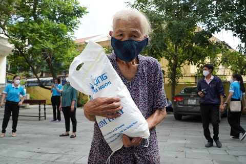 Hội An xin hỗ trợ gạo cho dân có nguy cơ bị thiếu đói dịp Tết: Tại mẫu tờ trình bộ quy định? - Ảnh 1. Hội An xin hỗ trợ gạo cho dân có nguy cơ bị thiếu đói dịp Tết: Tại mẫu tờ trình bộ quy định? - Ảnh 1.