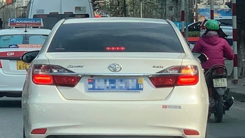 Nên thay biển số xe có quốc kỳ và mã QR? - Ảnh 1. Nên thay biển số xe có quốc kỳ và mã QR? - Ảnh 1.