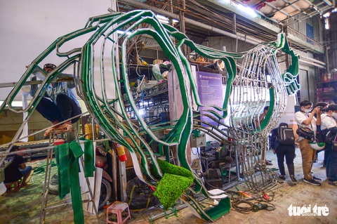 Chúa tể sơn lâm ở đường hoa Nguyễn Huệ Tết Nhâm Dần đã hoàn thiện 70% - Ảnh 6. Chúa tể sơn lâm ở đường hoa Nguyễn Huệ Tết Nhâm Dần đã hoàn thiện 70% - Ảnh 6.