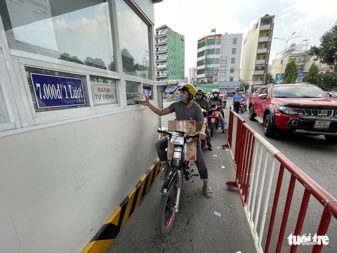 Người dân than phiền vào bến xe Miền Đông phải trả thêm phí bốc xếp dù không có nhu cầu - Ảnh 1. Người dân than phiền vào bến xe Miền Đông phải trả thêm phí bốc xếp dù không có nhu cầu - Ảnh 1.