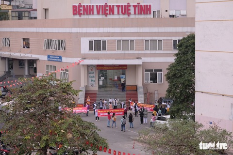 Bị nợ lương suốt 8 tháng, y bác sĩ Bệnh viện Tuệ Tĩnh ‘xuống đường’ - Ảnh 3. Bị nợ lương suốt 8 tháng, y bác sĩ Bệnh viện Tuệ Tĩnh ‘xuống đường’ - Ảnh 3.