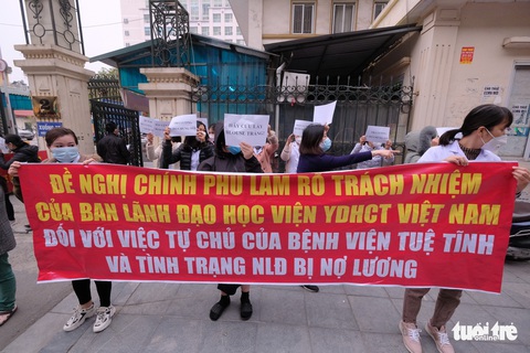 Bị nợ lương suốt 8 tháng, y bác sĩ Bệnh viện Tuệ Tĩnh ‘xuống đường’ - Ảnh 2. Bị nợ lương suốt 8 tháng, y bác sĩ Bệnh viện Tuệ Tĩnh ‘xuống đường’ - Ảnh 2.