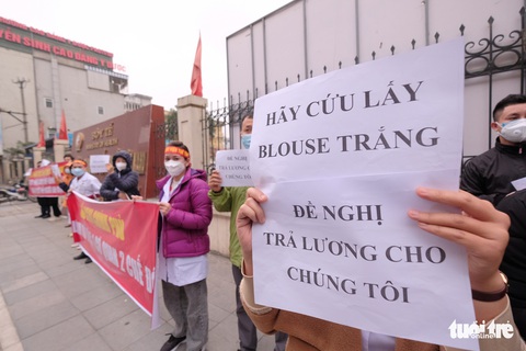 Bị nợ lương suốt 8 tháng, y bác sĩ Bệnh viện Tuệ Tĩnh ‘xuống đường’ - Ảnh 1. Bị nợ lương suốt 8 tháng, y bác sĩ Bệnh viện Tuệ Tĩnh ‘xuống đường’ - Ảnh 1.