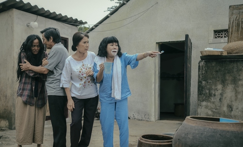 Việt Hương, Nam Em đóng phim Tết Nhà không bán; Khỏi COVID-19 nhưng Đỗ Thị Hà chưa thể về Việt Nam - Ảnh 2. Việt Hương, Nam Em đóng phim Tết Nhà không bán; Khỏi COVID-19 nhưng Đỗ Thị Hà chưa thể về Việt Nam - Ảnh 2.