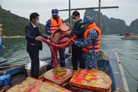 Thu giữ gần 300kg pháo nổ nhãn hiệu Trung Quốc trên vùng biển Vân Đồn - Ảnh 1. Thu giữ gần 300kg pháo nổ nhãn hiệu Trung Quốc trên vùng biển Vân Đồn - Ảnh 1.