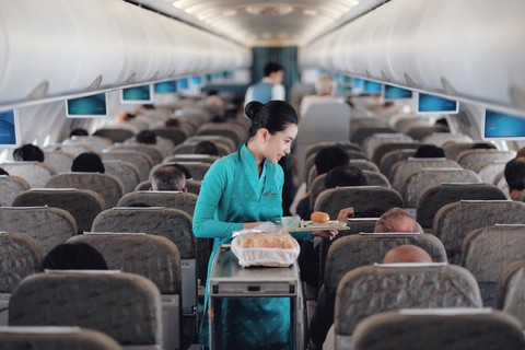Vietnam Airlines khôi phục dịch vụ trà, cà phê, sữa, nước hoa quả trên máy bay - Ảnh 1. Vietnam Airlines khôi phục dịch vụ trà, cà phê, sữa, nước hoa quả trên máy bay - Ảnh 1.