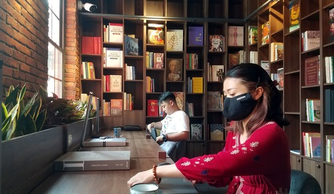 Không gian đọc tĩnh lặng, duyên dáng giữa Sài Gòn huyên náo - Ảnh 4. Không gian đọc tĩnh lặng, duyên dáng giữa Sài Gòn huyên náo - Ảnh 4.