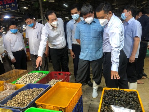 Bộ Nông nghiệp và phát triển nông thôn kiểm tra chợ đầu mối Bình Điền lúc rạng sáng - Ảnh 1. Bộ Nông nghiệp và phát triển nông thôn kiểm tra chợ đầu mối Bình Điền lúc rạng sáng - Ảnh 1.