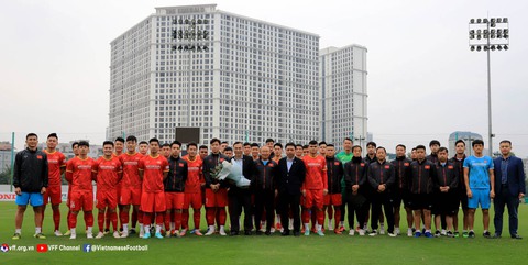 Tuyển Việt Nam hồi hộp trước buổi tập đầu, VFF tri ân bác sĩ Choi Ju Young - Ảnh 7. Tuyển Việt Nam hồi hộp trước buổi tập đầu, VFF tri ân bác sĩ Choi Ju Young - Ảnh 7.