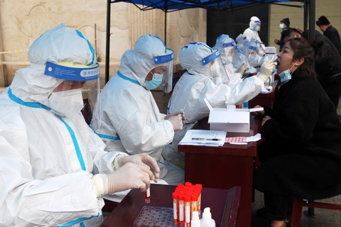 Giám đốc phòng thí nghiệm Trung Quốc bị bắt vì nghi làm lây lan virus corona - Ảnh 1. Giám đốc phòng thí nghiệm Trung Quốc bị bắt vì nghi làm lây lan virus corona - Ảnh 1.