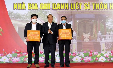 Chủ tịch nước cắt băng khánh thành Nhà bia ghi danh liệt sĩ ở Quảng Nam - Ảnh 3. Chủ tịch nước cắt băng khánh thành Nhà bia ghi danh liệt sĩ ở Quảng Nam - Ảnh 3.