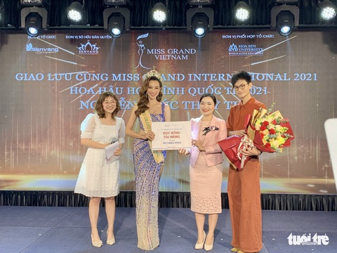 Nguyễn Thúc Thùy Tiên nhận học bổng 350 triệu đồng từ Trường đại học Hoa Sen - Ảnh 4. Nguyễn Thúc Thùy Tiên nhận học bổng 350 triệu đồng từ Trường đại học Hoa Sen - Ảnh 4.