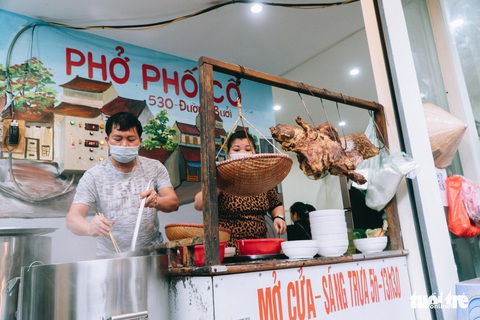 Hà Nội nên xem xét cho phép hàng quán mở bán trở lại? - Ảnh 3. Hà Nội nên xem xét cho phép hàng quán mở bán trở lại? - Ảnh 3.