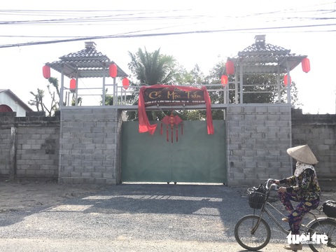 ‘Cổ Mộc Trấn’ tạm thời đóng cửa, tháo bỏ hai hàng chữ tiếng Trung - Ảnh 1. ‘Cổ Mộc Trấn’ tạm thời đóng cửa, tháo bỏ hai hàng chữ tiếng Trung - Ảnh 1.