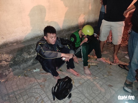 Người dân vây bắt 2 tên cướp giật túi xách của 1 cô gái ở TP.HCM - Ảnh 1. Người dân vây bắt 2 tên cướp giật túi xách của 1 cô gái ở TP.HCM - Ảnh 1.