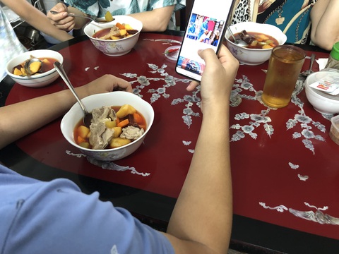 Gen Z, gia đình và mạng xã hội - Ảnh 1. Gen Z, gia đình và mạng xã hội - Ảnh 1.
