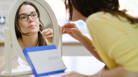 FDA Mỹ khuyến cáo không lấy dịch họng để xét nghiệm kháng nguyên tại nhà - Ảnh 1. FDA Mỹ khuyến cáo không lấy dịch họng để xét nghiệm kháng nguyên tại nhà - Ảnh 1.