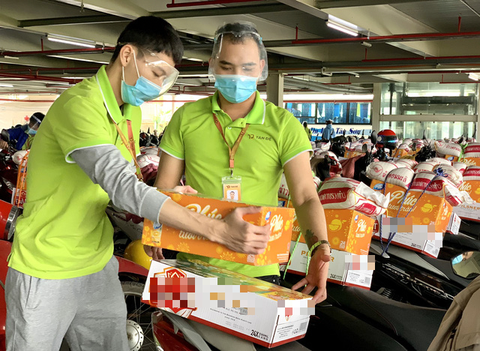 Hình ảnh tặng quà Tết đến tận xe cho công nhân khiến người xem ấm lòng - Ảnh 1. Hình ảnh tặng quà Tết đến tận xe cho công nhân khiến người xem ấm lòng - Ảnh 1.