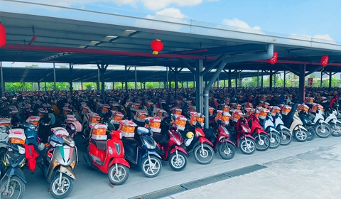 Hình ảnh tặng quà Tết đến tận xe cho công nhân khiến người xem ấm lòng - Ảnh 2. Hình ảnh tặng quà Tết đến tận xe cho công nhân khiến người xem ấm lòng - Ảnh 2.