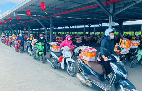 Hình ảnh tặng quà Tết đến tận xe cho công nhân khiến người xem ấm lòng - Ảnh 3. Hình ảnh tặng quà Tết đến tận xe cho công nhân khiến người xem ấm lòng - Ảnh 3.