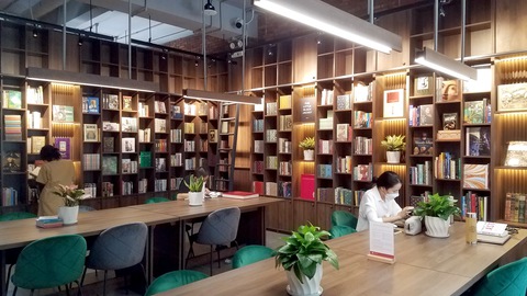 Không gian đọc tĩnh lặng, duyên dáng giữa Sài Gòn huyên náo - Ảnh 2. Không gian đọc tĩnh lặng, duyên dáng giữa Sài Gòn huyên náo - Ảnh 2.