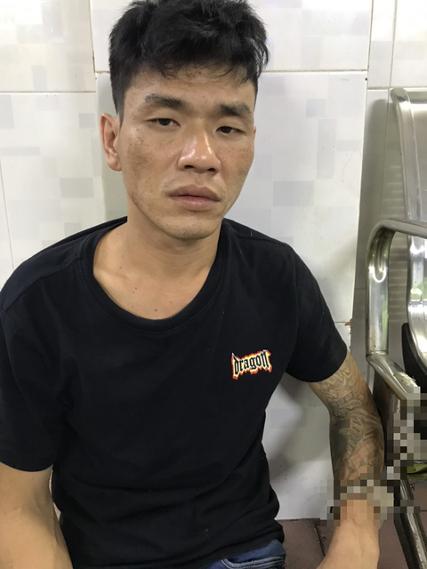 Xung quanh clip 1 thanh niên cầm cây đánh 2 chiến sĩ công an ở quận 11 - Ảnh 2. Xung quanh clip 1 thanh niên cầm cây đánh 2 chiến sĩ công an ở quận 11 - Ảnh 2.