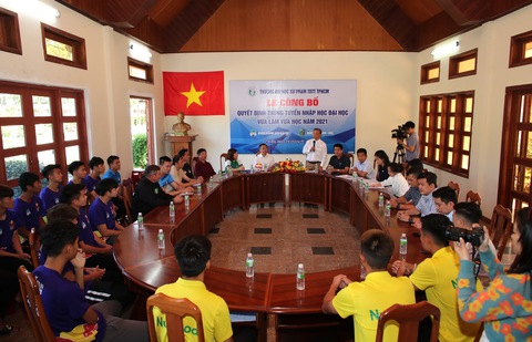 49 học viên Học viện bóng đá HAGL và NutiFood trúng tuyển đại học - Ảnh 1. 49 học viên Học viện bóng đá HAGL và NutiFood trúng tuyển đại học - Ảnh 1.