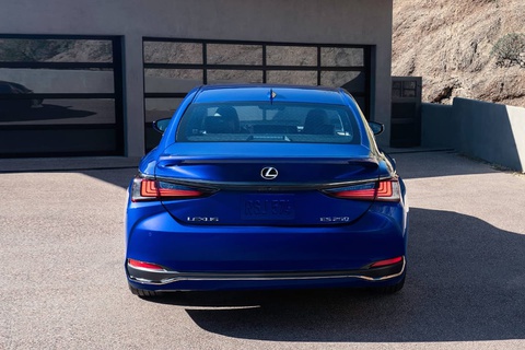 Lexus ra mắt 3 mẫu xe F Sport tại Việt Nam: Giá từ 2,56 tỉ đồng, cạnh tranh BMW M và Mercedes-AMG - Ảnh 3. Lexus ra mắt 3 mẫu xe F Sport tại Việt Nam: Giá từ 2,56 tỉ đồng, cạnh tranh BMW M và Mercedes-AMG - Ảnh 3.