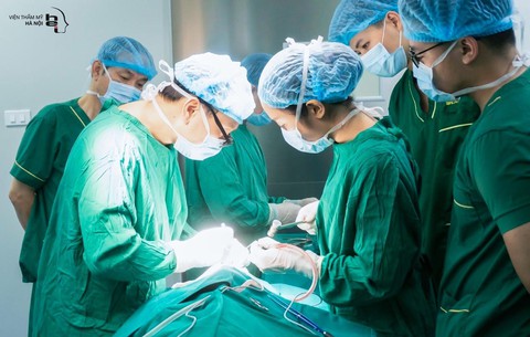 Bác sĩ gần 3 thập kỷ giữ nét thanh xuân cho người Việt - Ảnh 3. Bác sĩ gần 3 thập kỷ giữ nét thanh xuân cho người Việt - Ảnh 3.