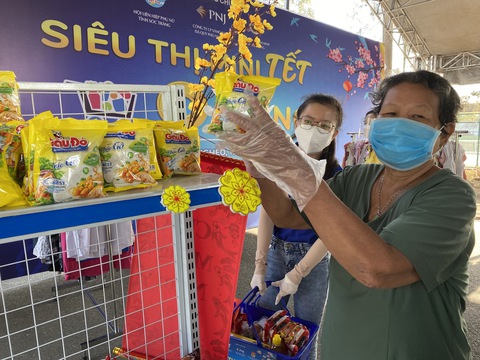 Siêu thị 0 đồng đầu tiên ở miền Tây cho người nghèo bị ảnh hưởng dịch bệnh - Ảnh 1. Siêu thị 0 đồng đầu tiên ở miền Tây cho người nghèo bị ảnh hưởng dịch bệnh - Ảnh 1.