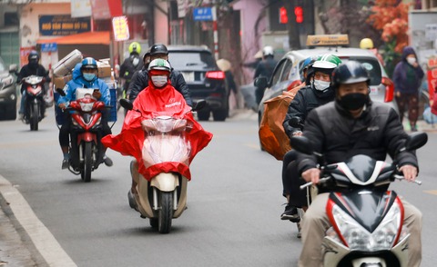 Miền Bắc chuẩn bị đón mưa rào, người dân Hà Nội đi làm trong mưa rét - Ảnh 1. Miền Bắc chuẩn bị đón mưa rào, người dân Hà Nội đi làm trong mưa rét - Ảnh 1.