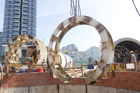 Cận cảnh lắp đặt hơn 1.000m cống ôtô chui lọt dưới đáy sông Sài Gòn - Ảnh 1. Cận cảnh lắp đặt hơn 1.000m cống ôtô chui lọt dưới đáy sông Sài Gòn - Ảnh 1.
