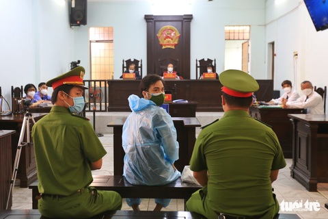 Bị cáo Lê Chí Thành lãnh 2 năm tù về tội chống người thi hành công vụ - Ảnh 1. Bị cáo Lê Chí Thành lãnh 2 năm tù về tội chống người thi hành công vụ - Ảnh 1.
