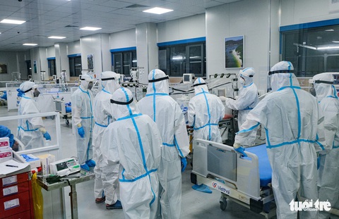 Trong khu điều trị bệnh nhân COVID-19 nguy kịch: Ai cũng quen vất vả, nhưng thương lắm - Ảnh 11. Trong khu điều trị bệnh nhân COVID-19 nguy kịch: Ai cũng quen vất vả, nhưng thương lắm - Ảnh 11.