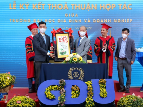 Lễ tốt nghiệp đặc biệt của sinh viên Đại học Gia Định - Ảnh 3. Lễ tốt nghiệp đặc biệt của sinh viên Đại học Gia Định - Ảnh 3.