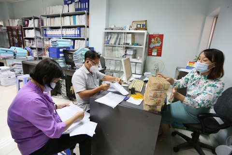 Giải ngân 15 tỉ trả tiền nợ lương 5 tháng cho công nhân công ích - Ảnh 1. Giải ngân 15 tỉ trả tiền nợ lương 5 tháng cho công nhân công ích - Ảnh 1.