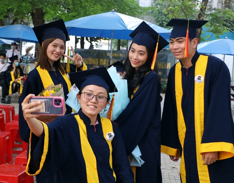 Lễ tốt nghiệp đặc biệt của sinh viên Đại học Gia Định - Ảnh 1. Lễ tốt nghiệp đặc biệt của sinh viên Đại học Gia Định - Ảnh 1.