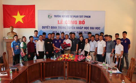 49 học viên Học viện bóng đá HAGL và NutiFood trúng tuyển đại học - Ảnh 2. 49 học viên Học viện bóng đá HAGL và NutiFood trúng tuyển đại học - Ảnh 2.