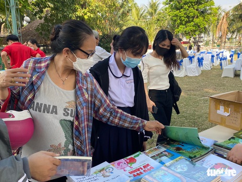Sách, bóng bay và quà Tết cho trẻ mồ côi vì dịch - Ảnh 2. Sách, bóng bay và quà Tết cho trẻ mồ côi vì dịch - Ảnh 2.