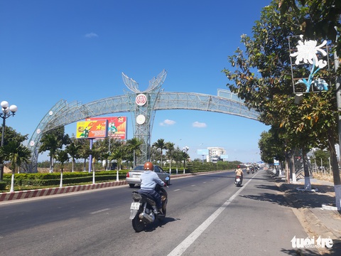 TP Kon Tum xây 5 cổng chào trái phép, Cục Đường bộ yêu cầu tháo dỡ - Ảnh 4. TP Kon Tum xây 5 cổng chào trái phép, Cục Đường bộ yêu cầu tháo dỡ - Ảnh 4.