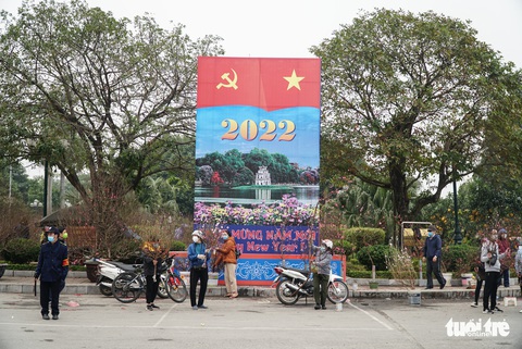 Đào hoa đã ngập phố Hà Nội, 10 người bán 1 người mua - Ảnh 1. Đào hoa đã ngập phố Hà Nội, 10 người bán 1 người mua - Ảnh 1.