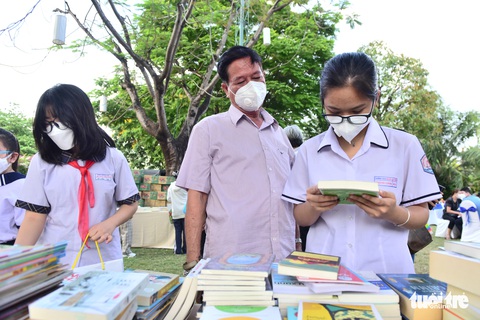 Sách, bóng bay và quà Tết cho trẻ mồ côi vì dịch - Ảnh 3. Sách, bóng bay và quà Tết cho trẻ mồ côi vì dịch - Ảnh 3.