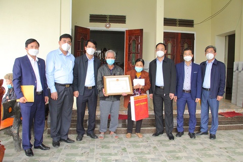 Thanh Hóa tặng bằng khen cho người hùng Trung Văn Nam - Ảnh 1. Thanh Hóa tặng bằng khen cho người hùng Trung Văn Nam - Ảnh 1.