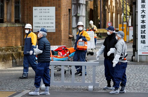 Tấn công bằng dao trước cổng Đại học Tokyo - Ảnh 1. Tấn công bằng dao trước cổng Đại học Tokyo - Ảnh 1.
